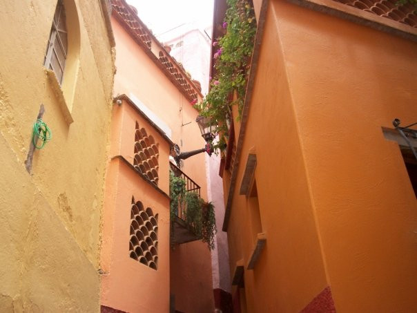 The Alley Of The Kiss景点图片