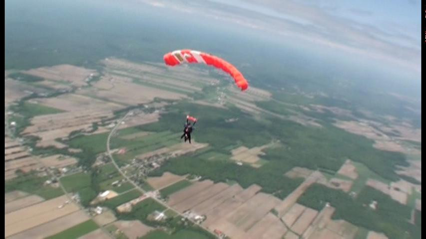 Parachute Montreal景点图片