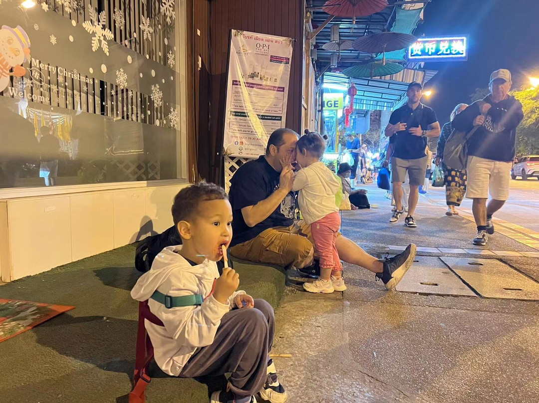 周日夜市(周日步行街)－塔佩门-清迈府必去景点