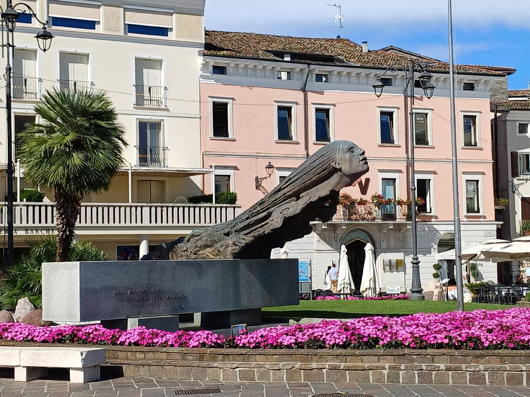 Monumento agli Aviatori del Reparto Alta Velocita-代森扎诺-德尔加达必去景点