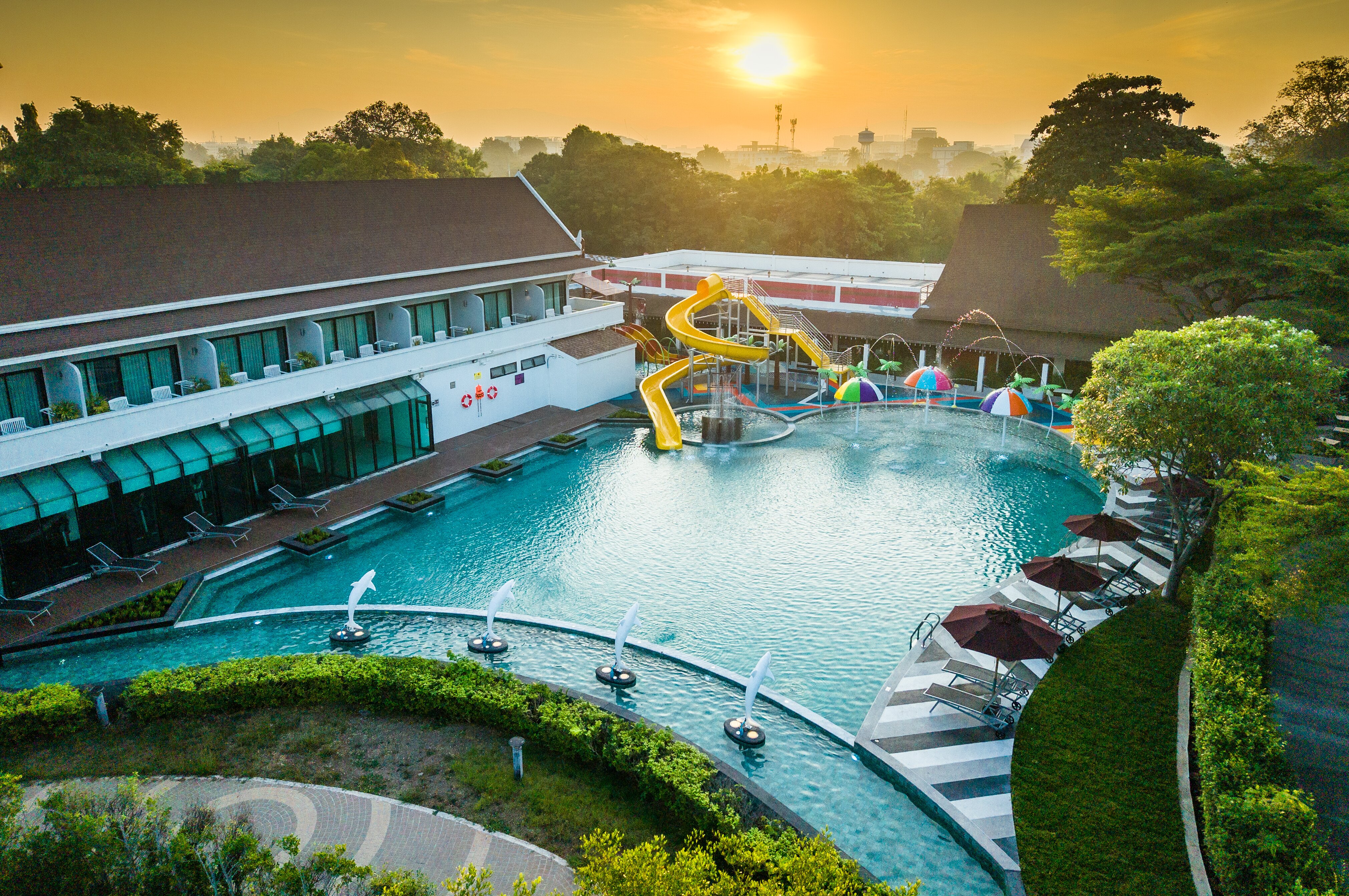Bangsaen Heritage Hotel-泳池
