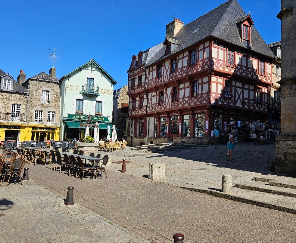 Place Saint-Pierre-瓦讷必去景点
