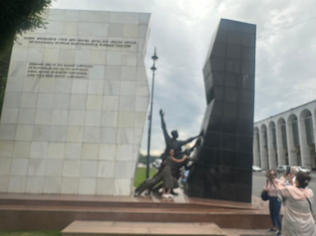 Monument to Those Who Died For Freedom-比斯凯克必去景点