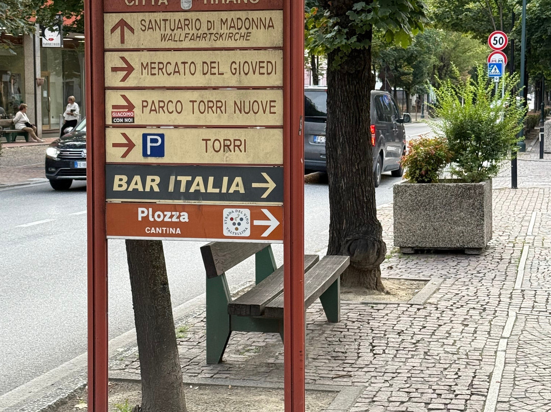 科罗纳酒店主图