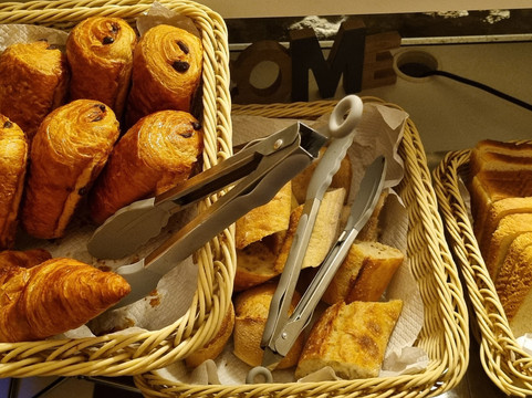 巴士底洛奈酒店主图