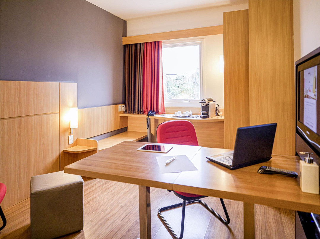 宜必思彼得罗利纳酒店主图