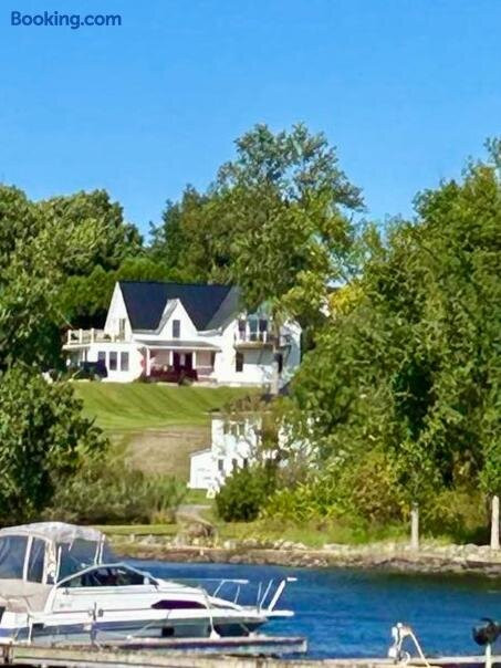 Gray's Manor - Lake Memphremagog