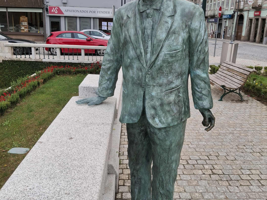 Estátua De Antonio Guterres-Vizela必去景点