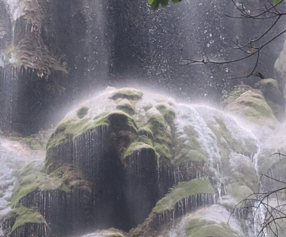 Thee Lor Lay Waterfall-蕴朋县必去景点