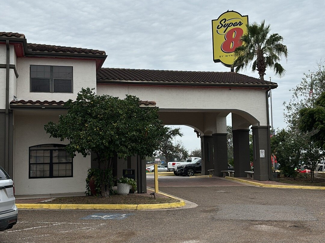 韦斯拉科速8酒店主图