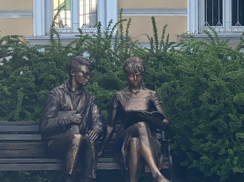 Monument to Shurik and Lida-Ryazan必去景点