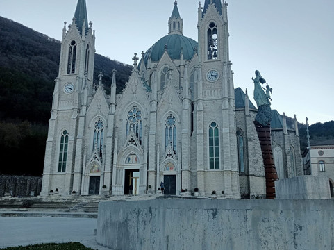 Basilica of Our Lady of Sorrows - Castelpetroso Sanctuary-Castelpetroso必去景点