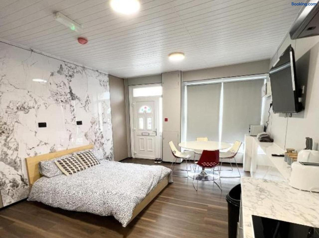 OYO Welsh Holiday Accommodation - Modern Stay