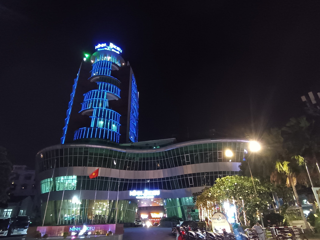 凡帕河滨酒店主图