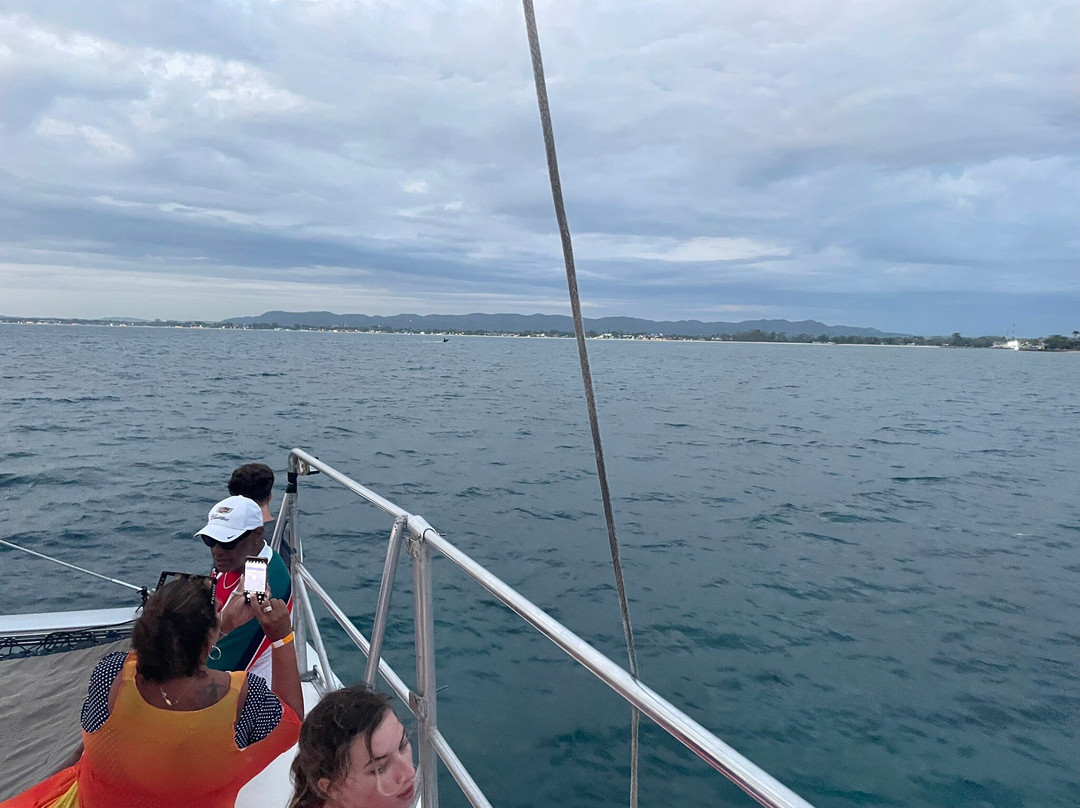 YaMon Red Stripe Catamaran Cruises-内格里尔必去景点