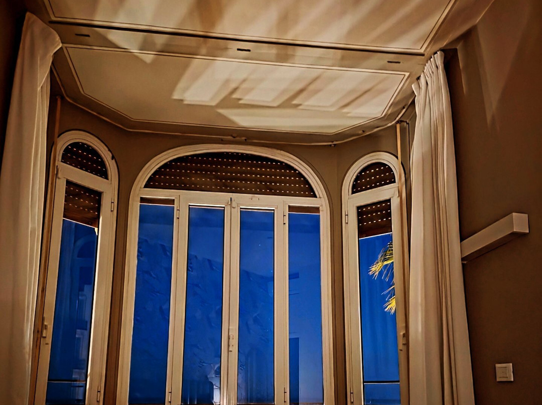 罗立皇宫酒店主图