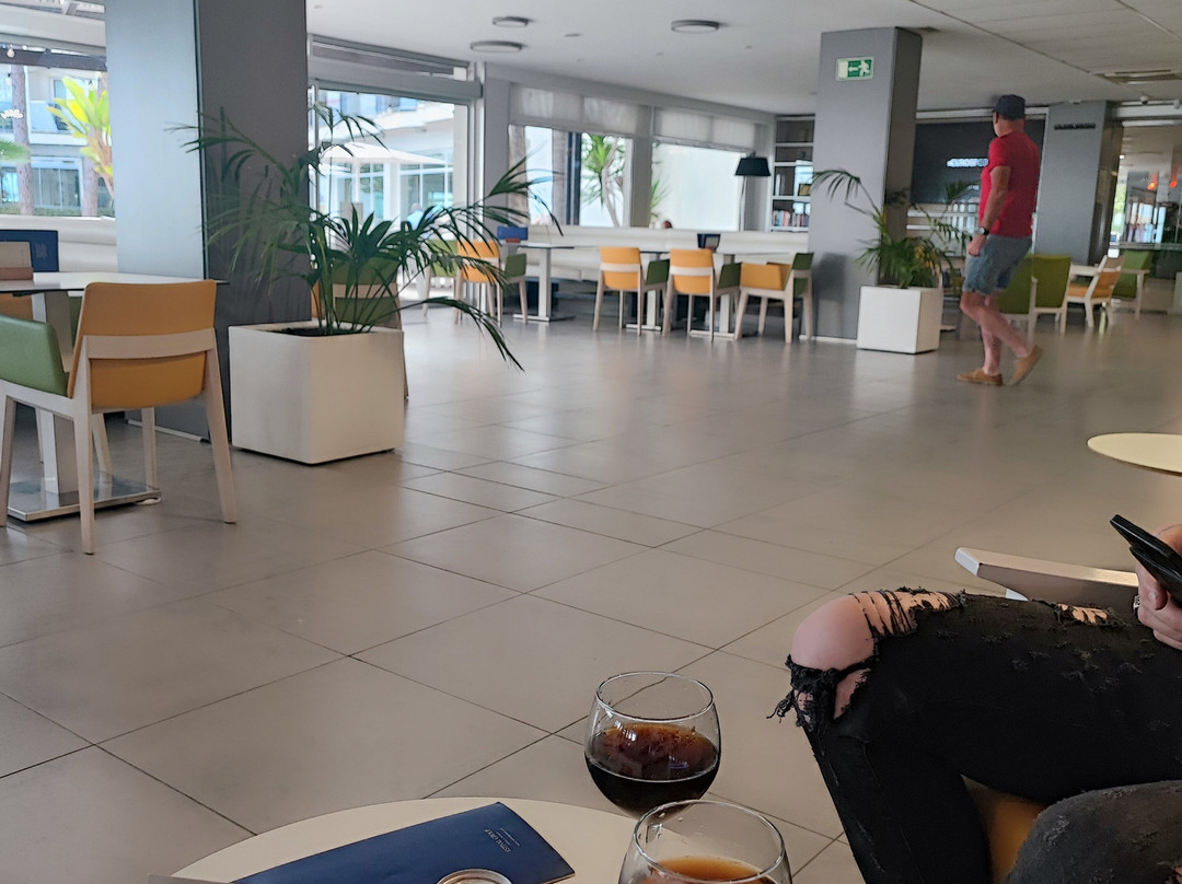 仲夏森图里昂海滩酒店主图