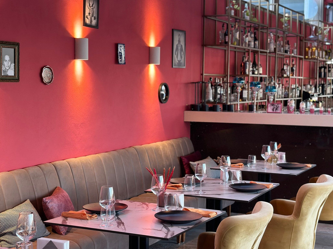 La Lara Restaurant & Bar