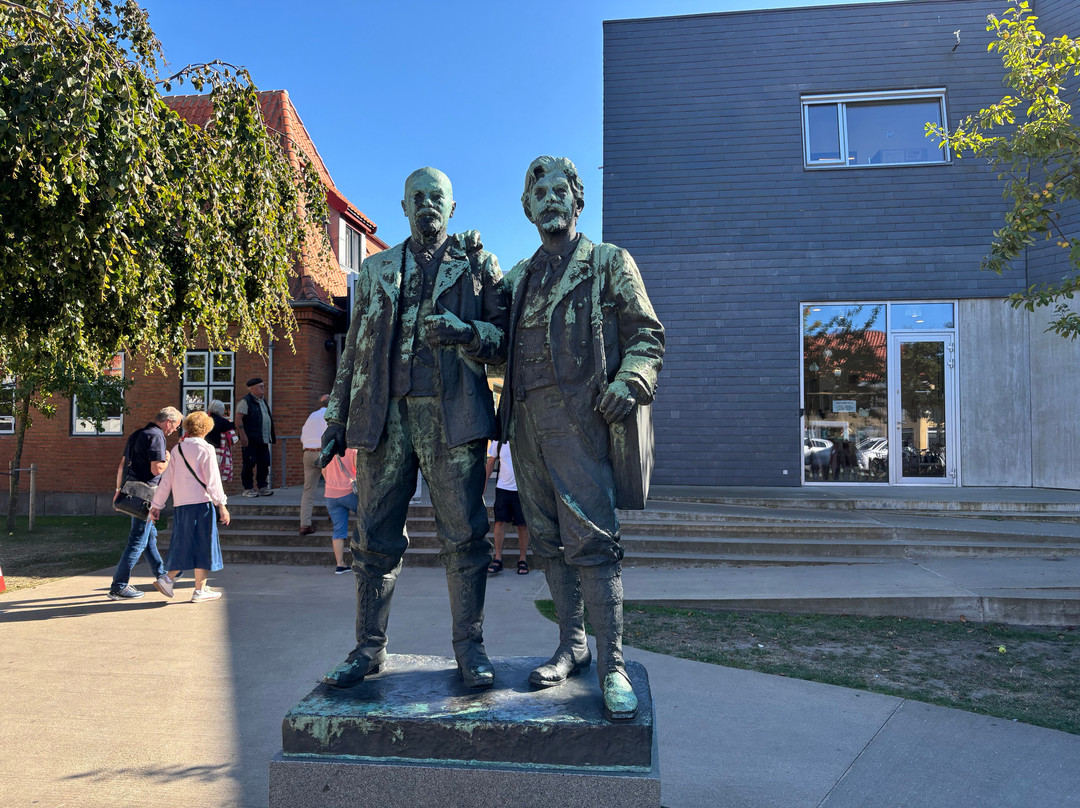Michael Ancher and P. S. Krøyer statue-斯卡恩必去景点