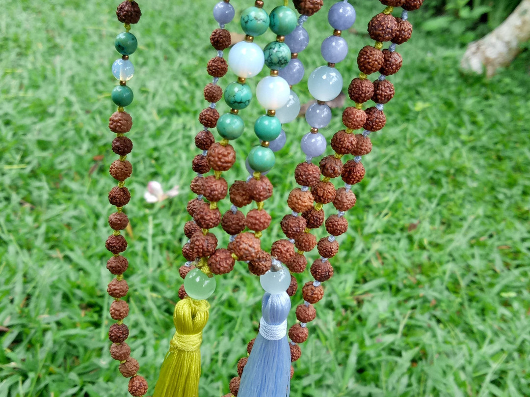Making Mala Necklace景点图片