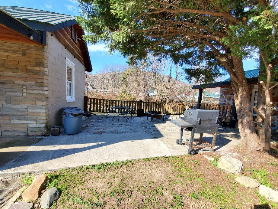 Creekside Court主图