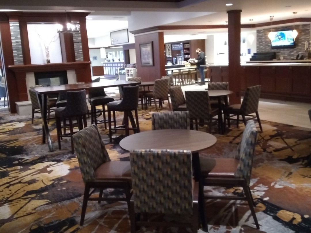 伊利希尔顿花园酒店主图