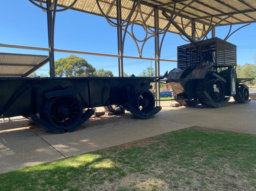 Big Lizzie-Red Cliffs必去景点