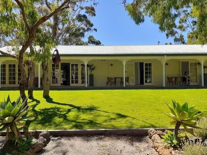 Llewellin's Guest House主图