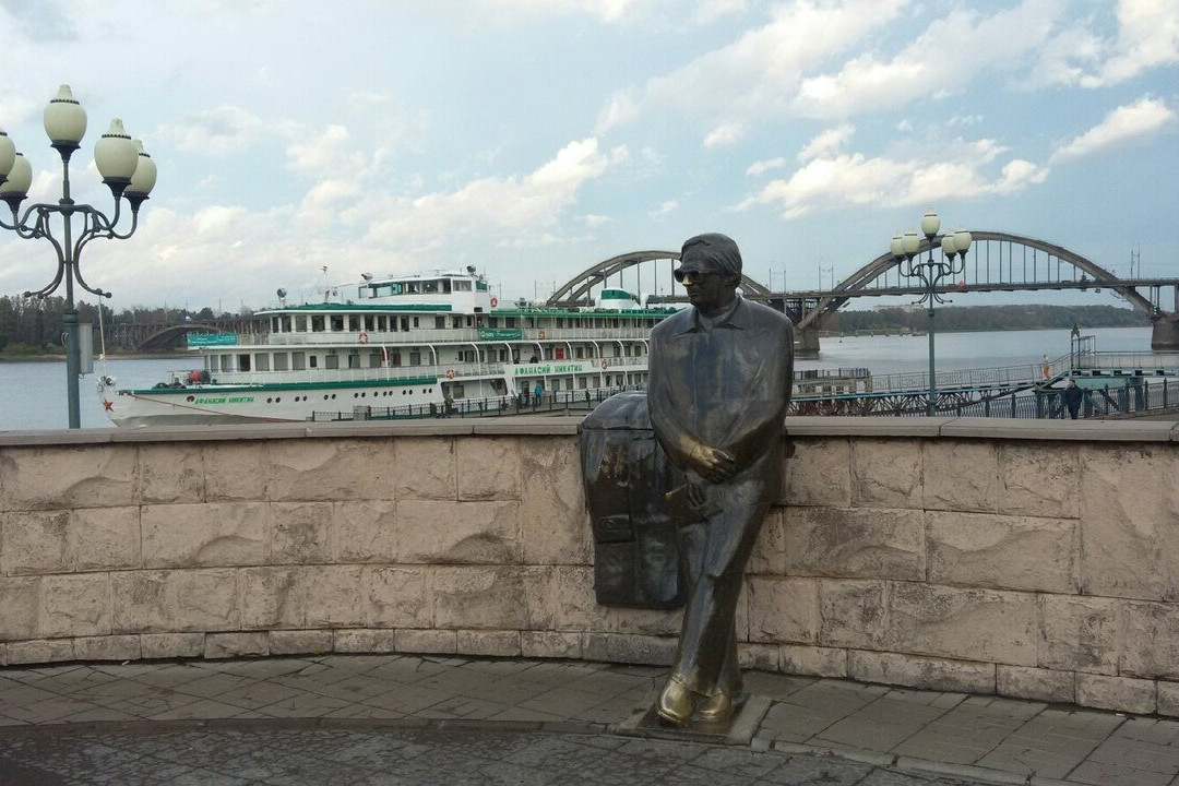 Monument to Lev Oshanin-Rybinsk必去景点