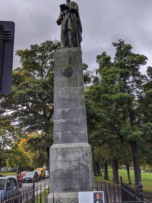 David Macbeth Moir Statue-马瑟尔堡必去景点