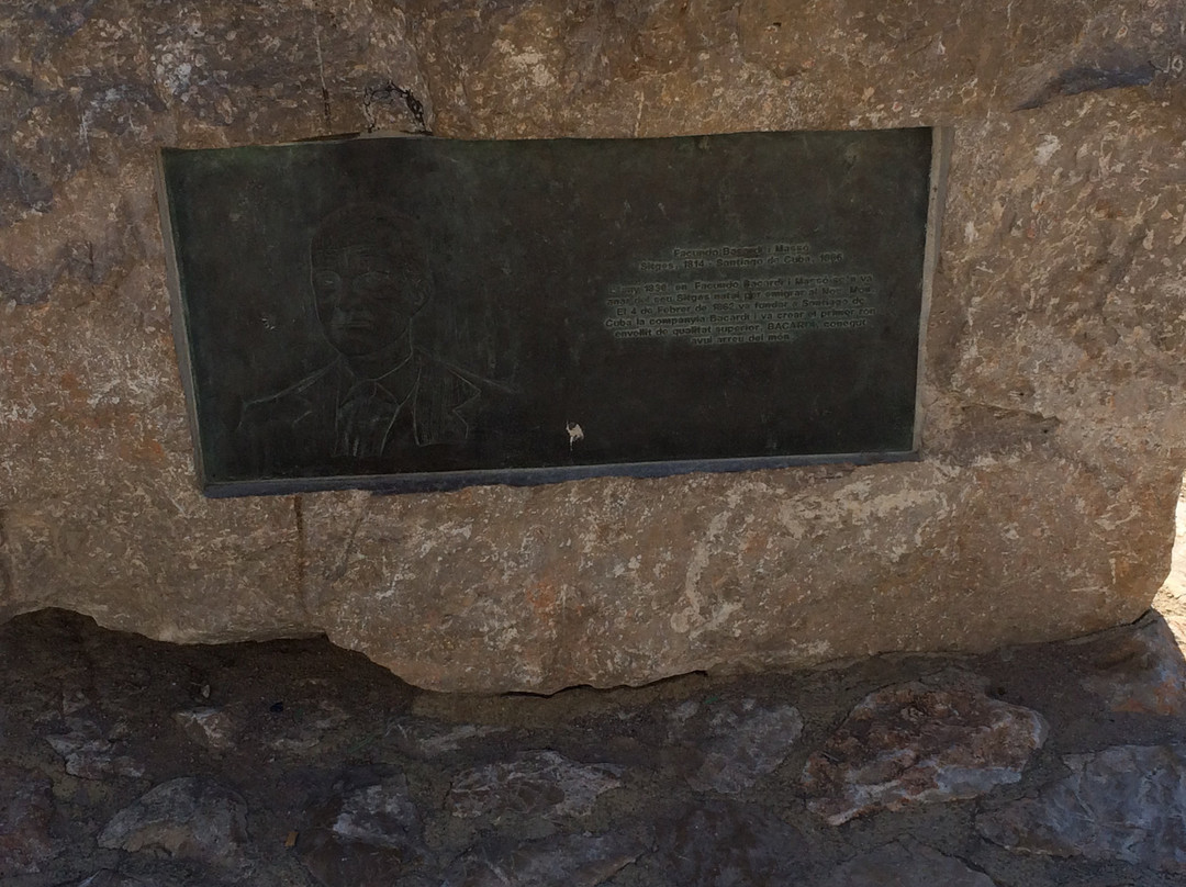 Monumento a Bacardi-锡切斯必去景点