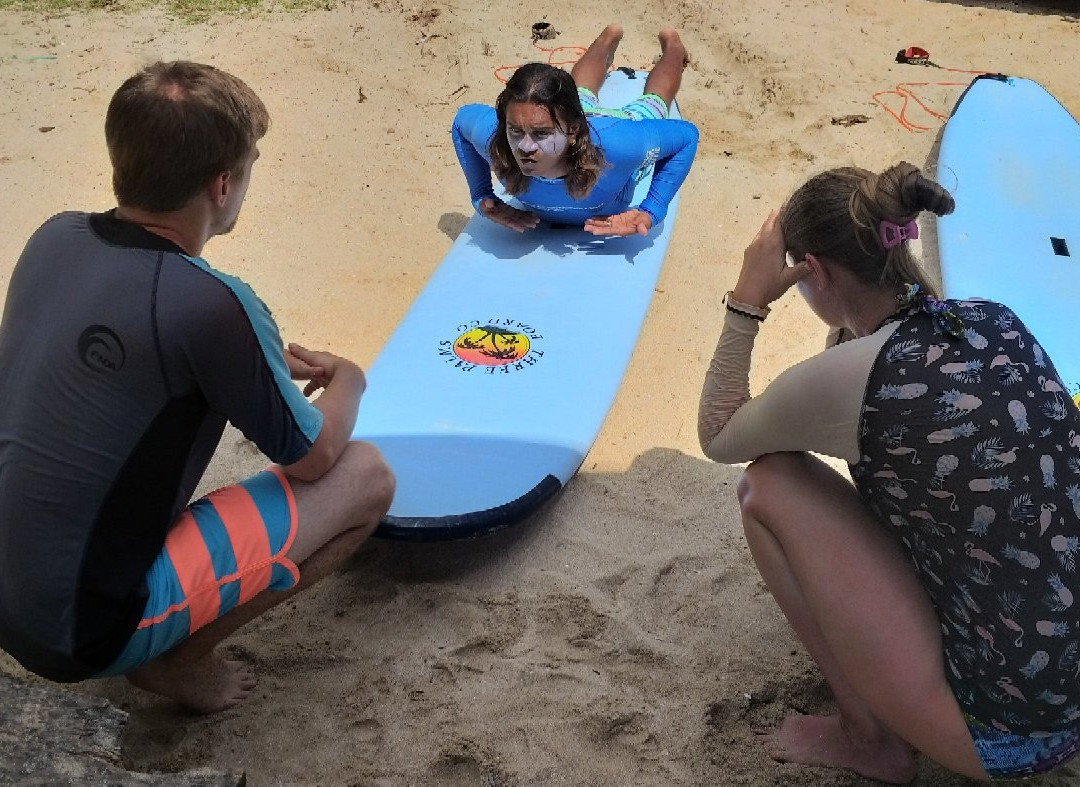 Hiri Turtle Surf School景点图片