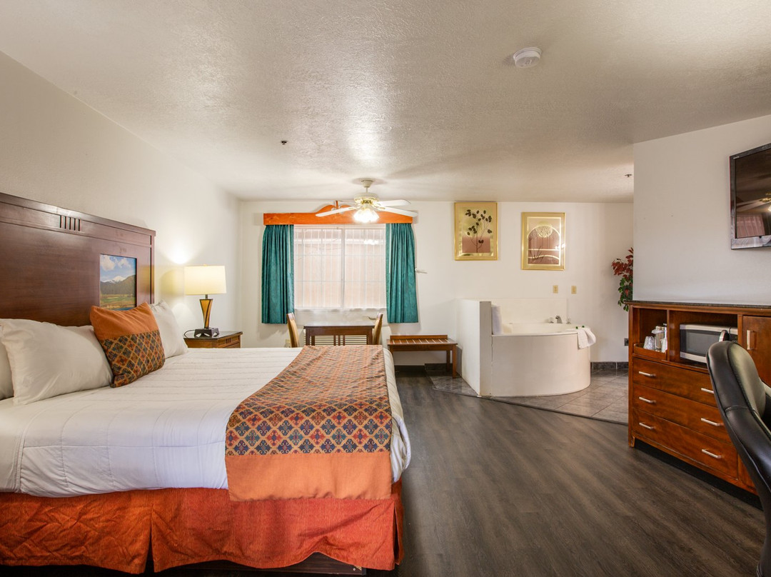 Sandia Peak Inn Old Town ABQ, a Howard Johnson by Wyndham主图