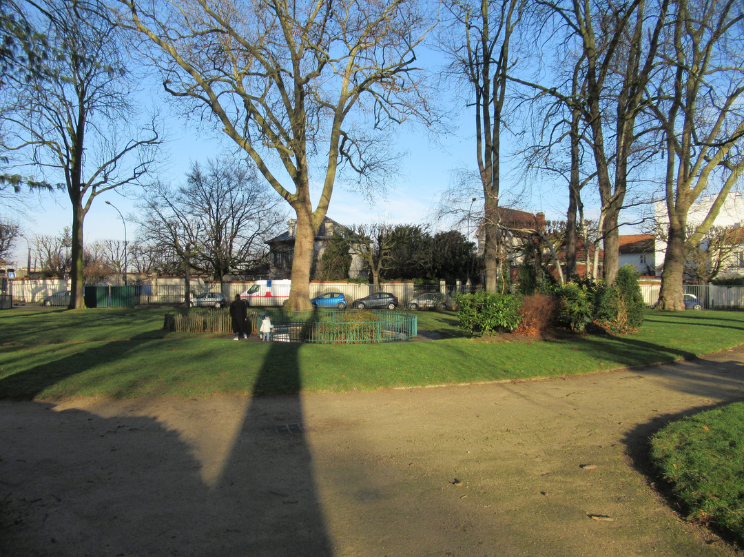 Square Victor Basch-圣莫代福塞必去景点