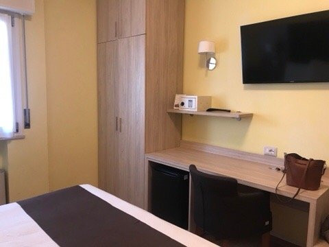 蒙泰雷亚莱酒店主图