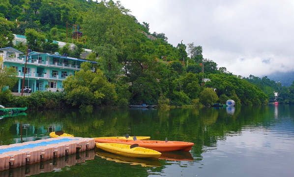 Lakefront Homestay