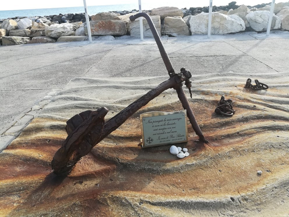 Terrace Brothers Bruno and Gillo Pontecorvo-Marina di Pisa必去景点