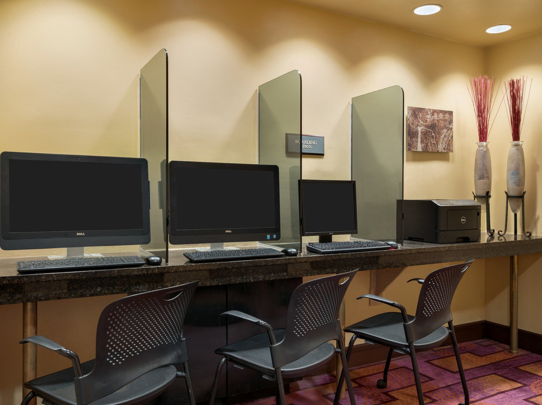 恩格尔伍德皇冠假日酒店主图