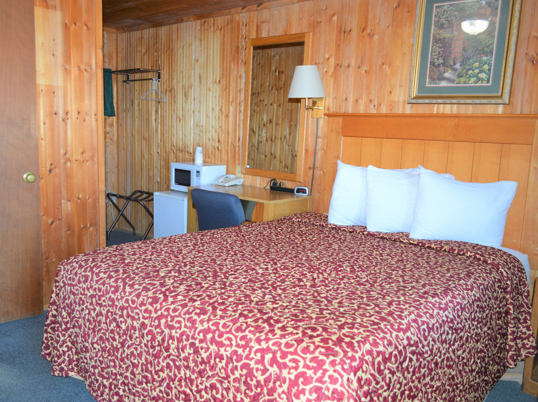 Green Acre Motel by OYO Near Rush County Airport主图