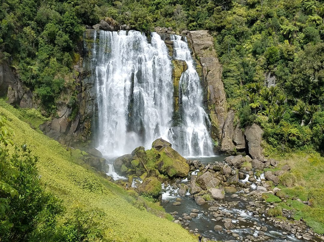 Marakopa Falls景点图片