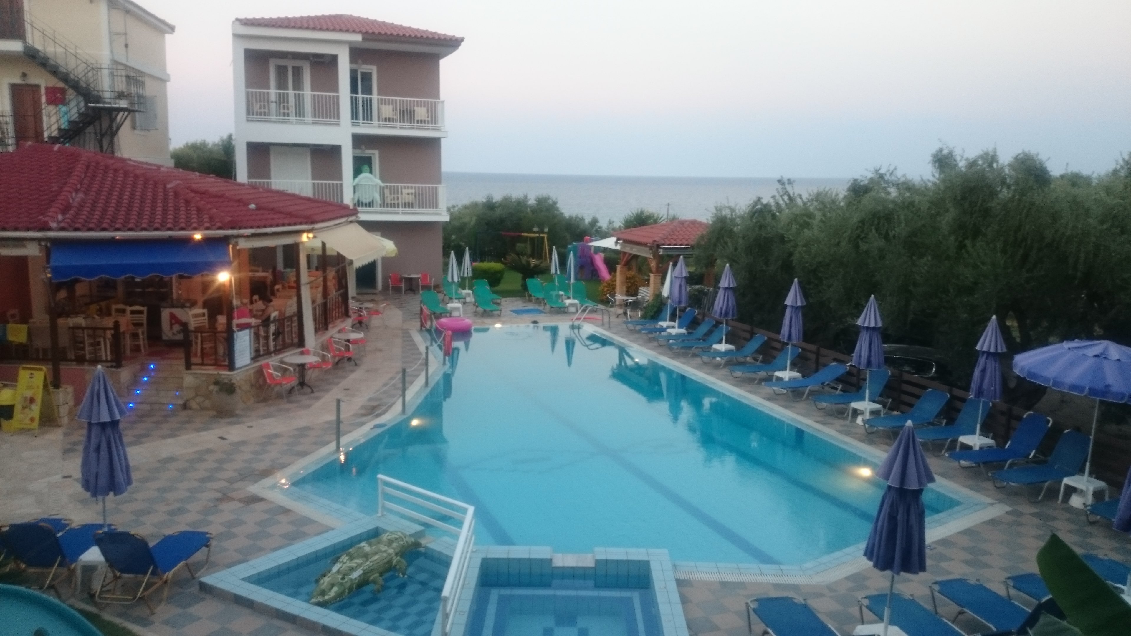 Amoudi Studios Apartments Hotel-泳池