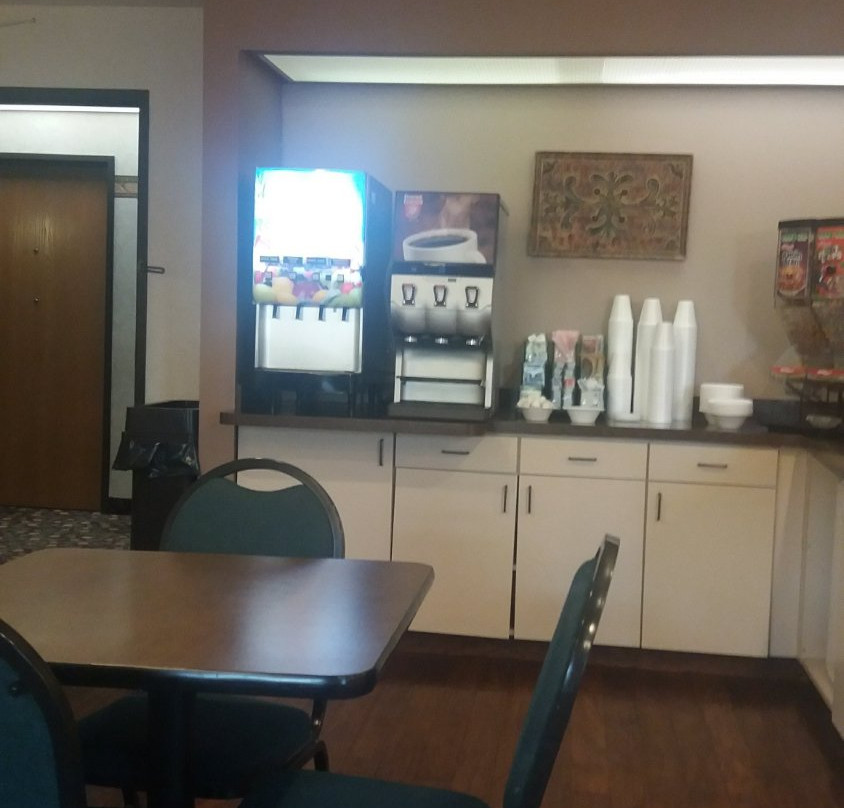 Ten Pin Inn & Suites主图