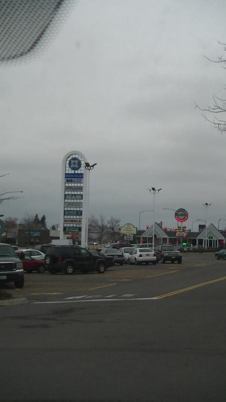 Holiday Village Mall-大瀑布市必去景点