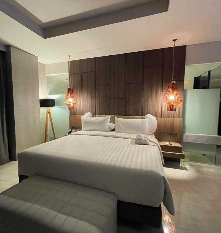 Whiz Luxe Hotel Spazio Surabaya主图