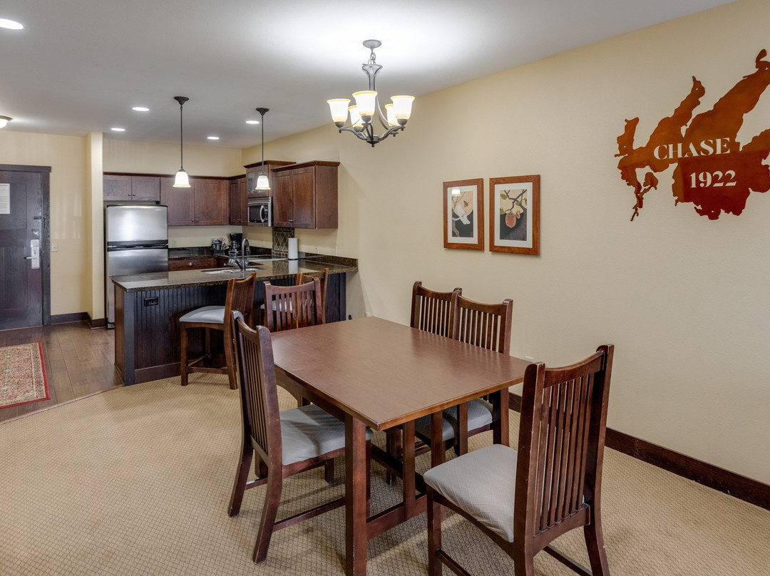 湖畔追逐渡假酒店主图