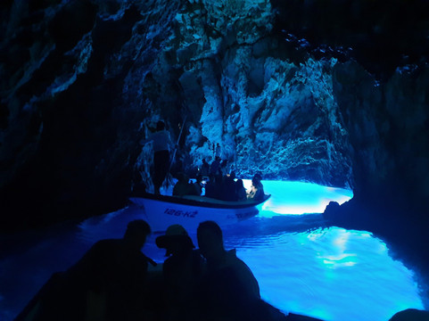 Blue Cave-比舍沃必去景点