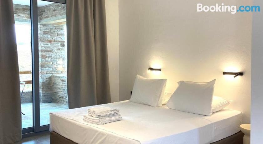 Spanos Apartments主图