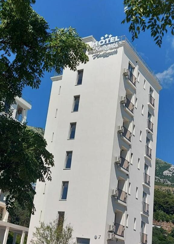 Bar Municipality酒店住宿-Hotel Kaligrosh