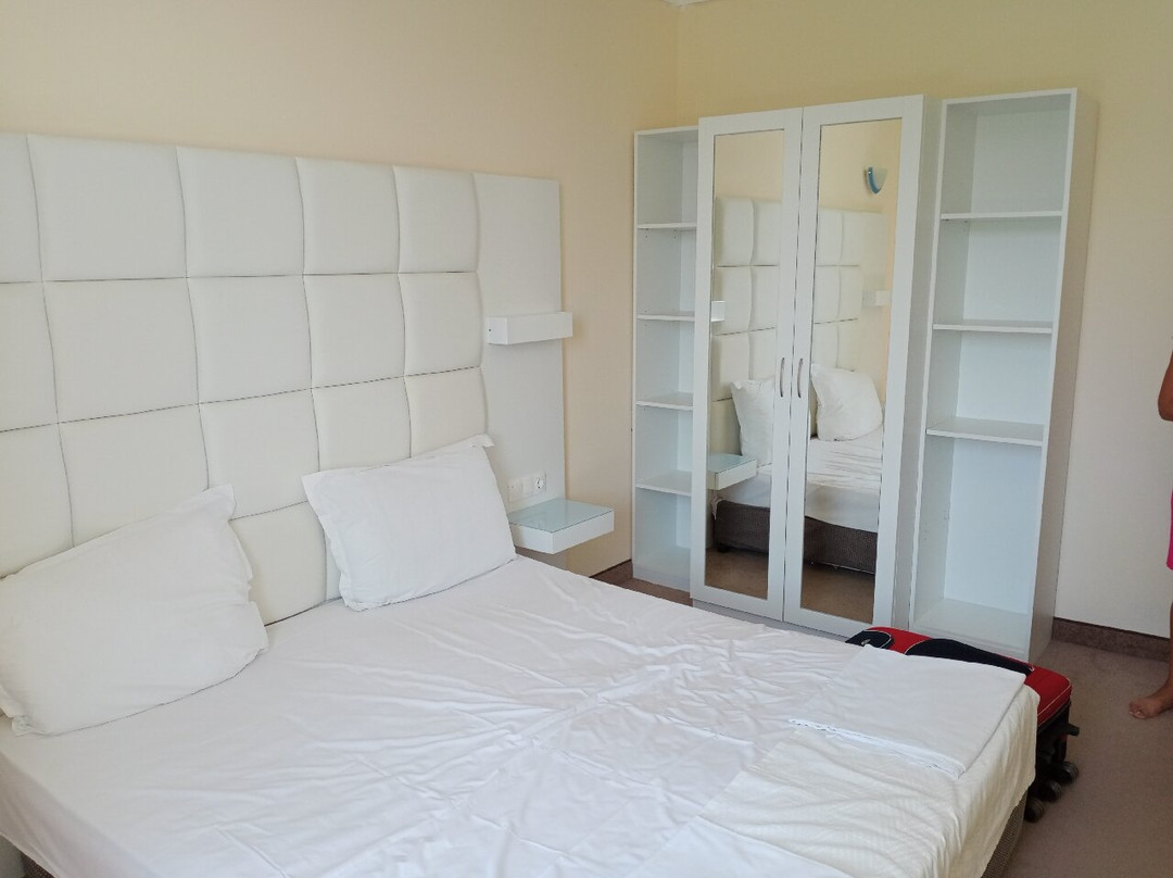 Perla Beach Club Hotel