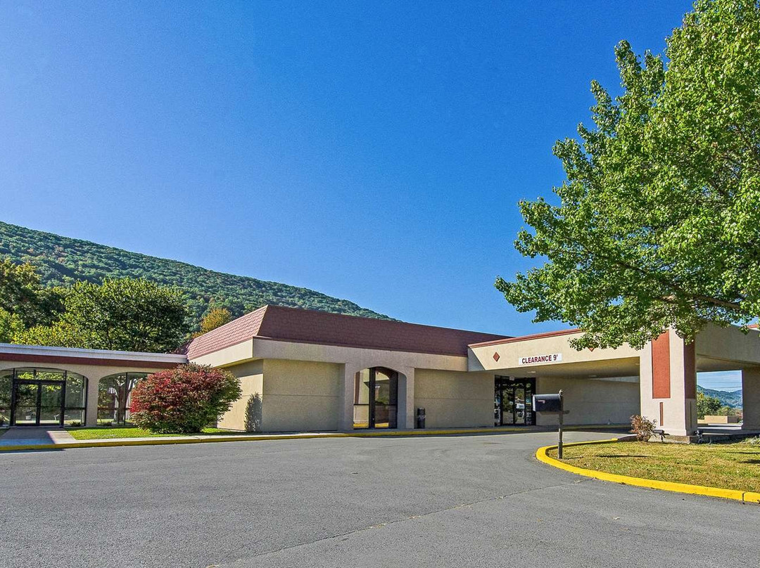 Econo Lodge Inn & Suites